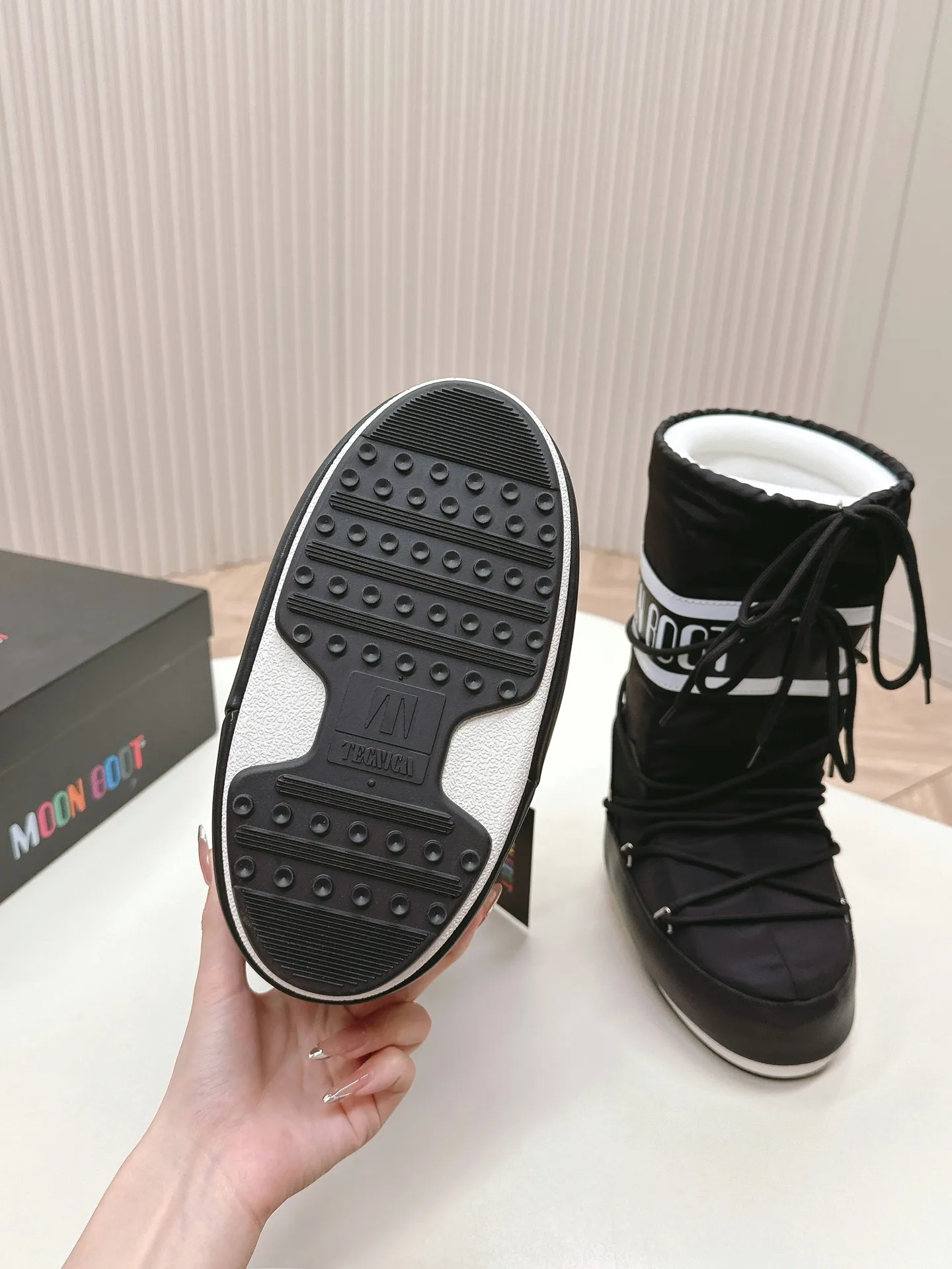 Men's men's shoes pP620! Fabric high boots Moon Boot 24ss The latest snow boots series for autumn and winter... Ugly snow short boots Forget UGG, fashionable people are wearing Moon Boot snow boots. If you find it difficult to accept the revival of UGG, now there is a more alternative snow boot that is back. It is 4 cm taller, that is the Moon Boot. It was already very popular in the millennium. Paris Hilton, Victoria Beckham and other celebrities often wore it, and now the Y2K trend is popular again. The same QQ show outfit worn by young children. The ugly snow boots that have been shown by thousands of people have become popular again. They are not distinguished between men and women. They look slim and warm and easy to wear. Fabric: 70% cotton and 30% plastic. Lining: 100% silk cotton liner. Feet: 100% silk cotton liner. Outsole: thermoplastic rubber. Bottom thickness: 4cm. Size: #35-41 (41 customization is not returnable).